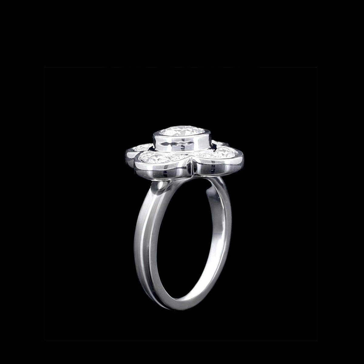 Impimo 1.0 CT moissanite floral ring - closer view of the centre stone and the petal setting.