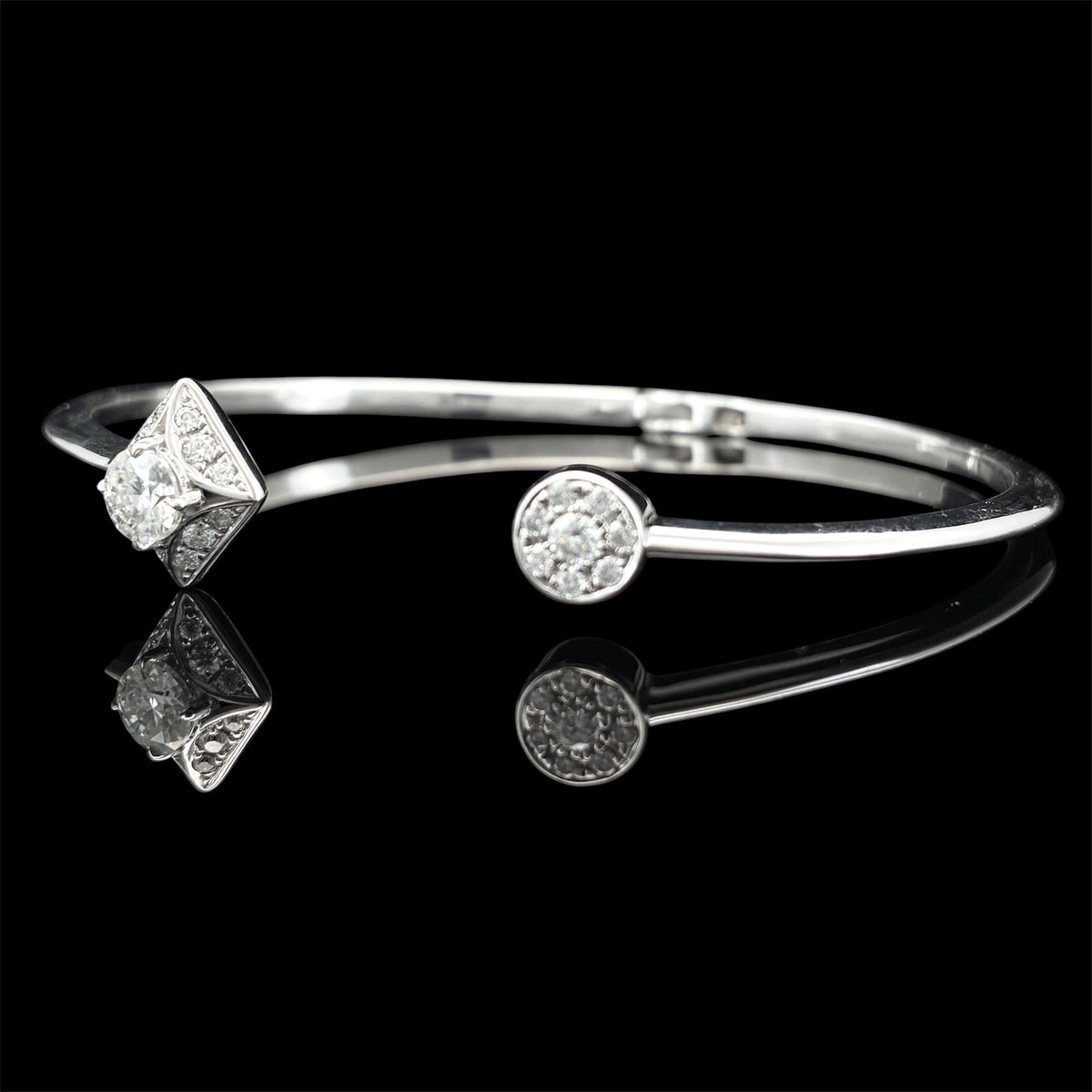 Impimo moissanite round centre bracelet - closer view of the round centre stone and the surrounding set stones on the polished band.