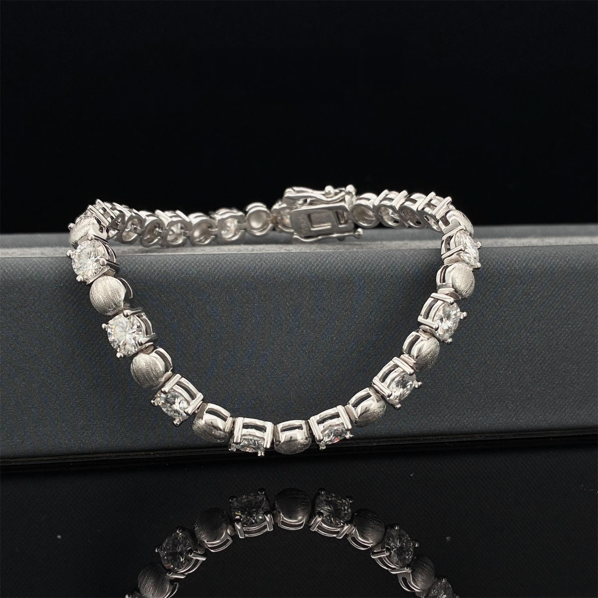 Impimo 8 CT (0.5 CT) Moissanite Round Cut Bracelet
