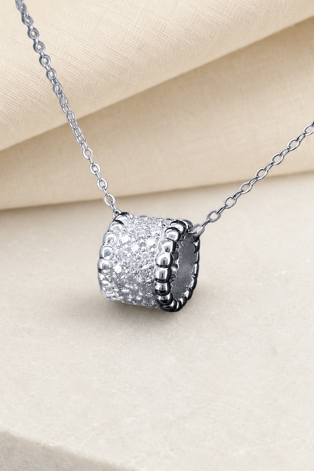 Impimo Moissanite Necklace - 0.81 CT Total - 925 Silver 18K White Gold | close-up detail of the setting