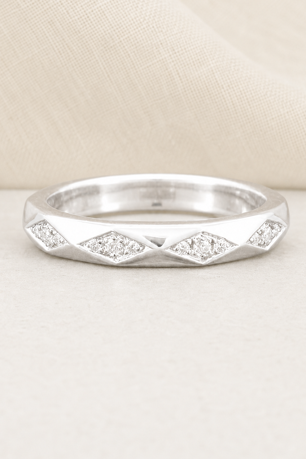 Impimo 0.35 CT Moissanite Round Eternity Ring - 925 Sterling Silver 18K White Gold | close-up detail of the setting