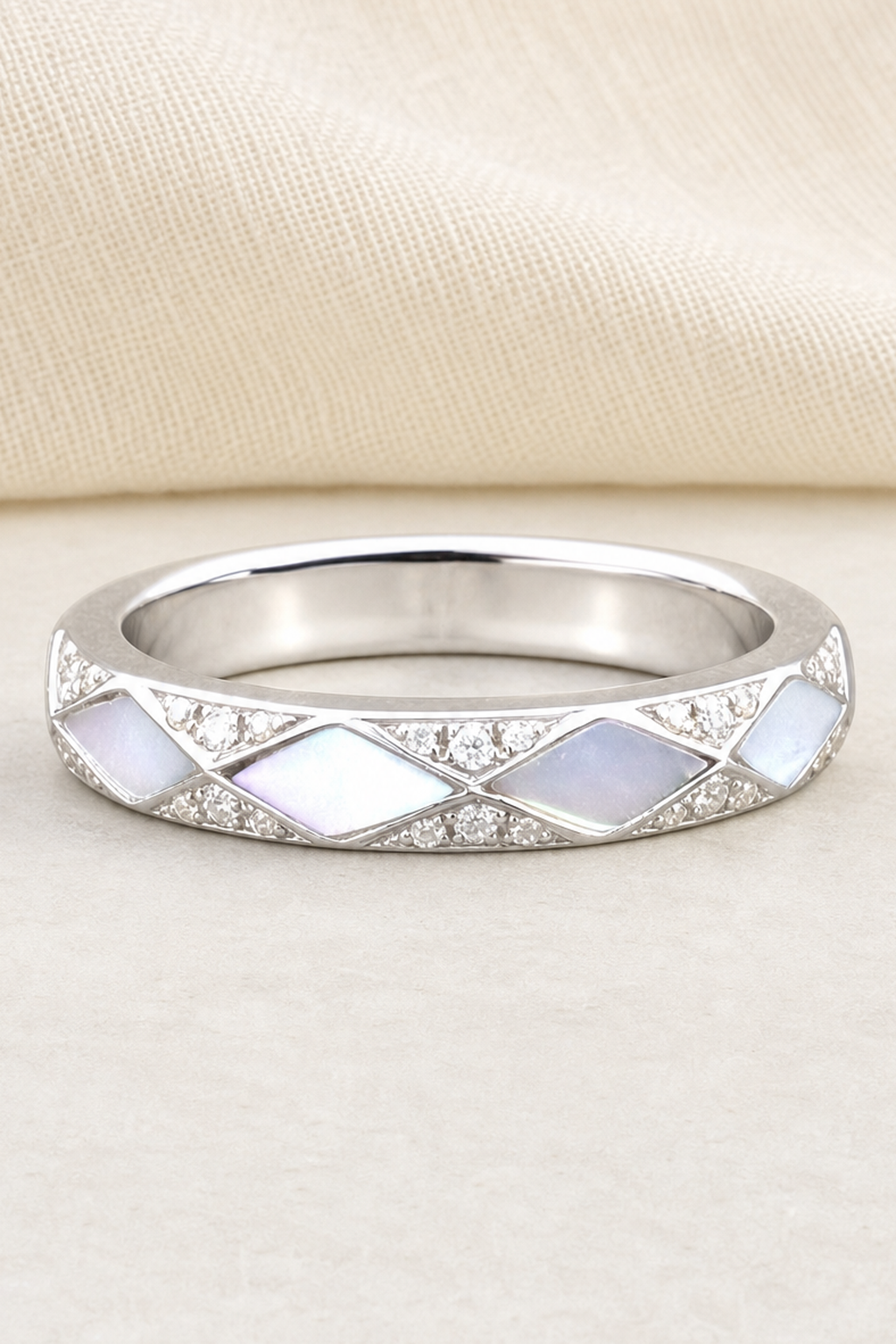 Impimo Moissanite & Mother-of-Pearl Geometric Ring - 925 Sterling Silver 18K White Gold | close-up detail of the setting