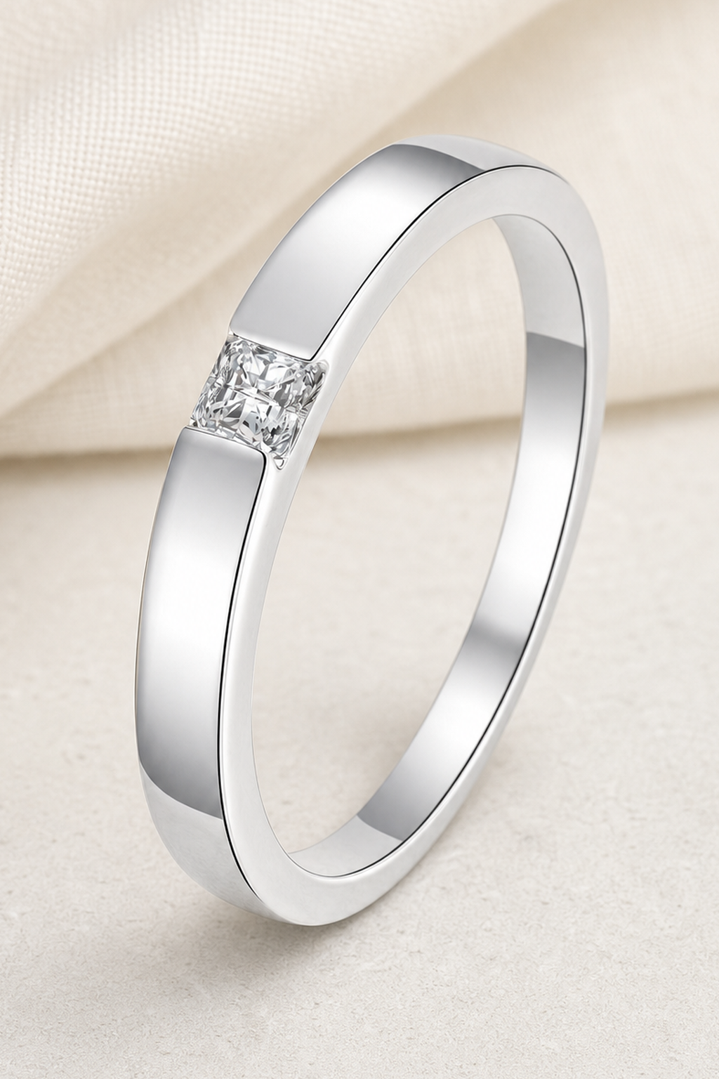 Impimo 0.3 CT Moissanite Princess Cut Ring - 925 Silver 18K Gold | close-up detail of the setting
