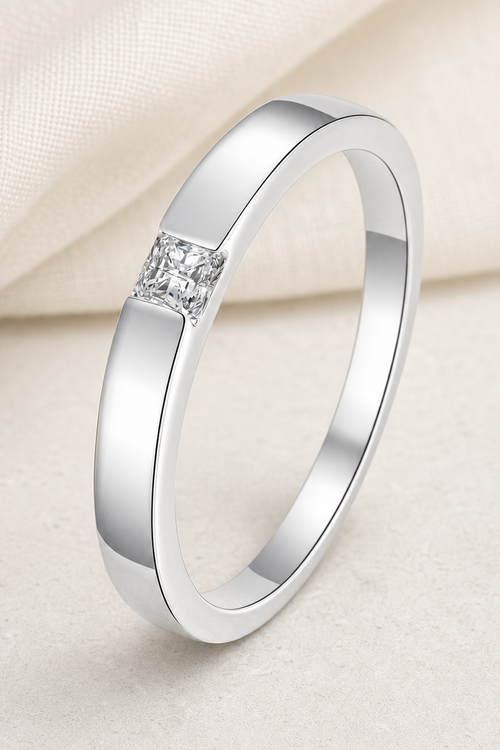 Impimo 0.3 CT Moissanite Princess Cut Ring - 925 Silver 18K Gold | close-up detail of the setting