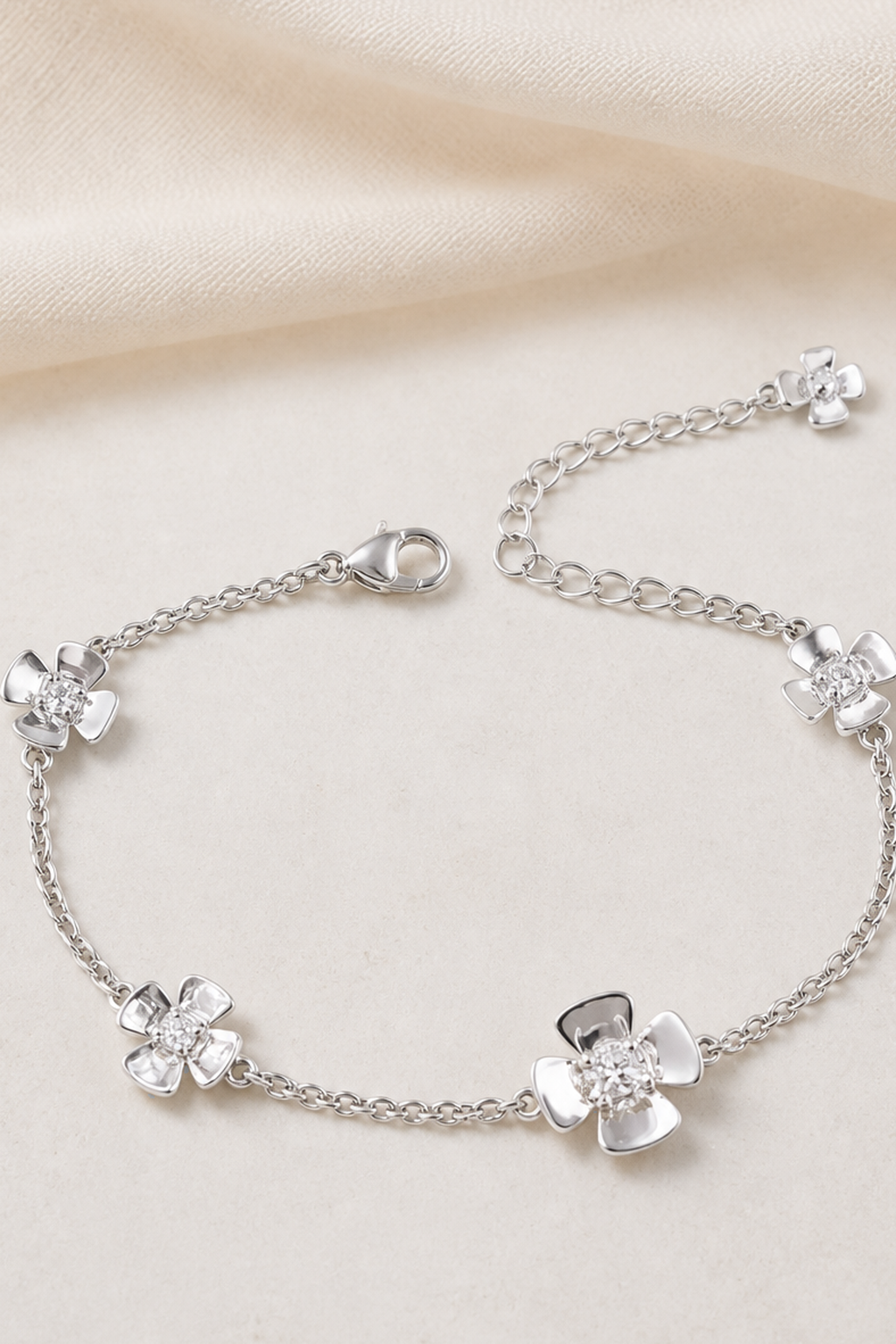 Impimo 0.51 CT Moissanite Floral Bracelet - 925 Silver 18K White Gold | close-up detail of the setting