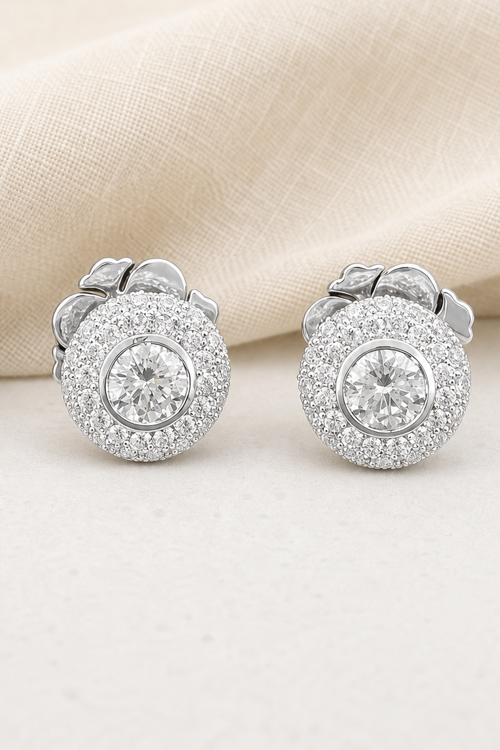 Impimo 1.6-2.6 CT Moissanite Round Stud Earrings - 925 Sterling Silver 18K White Gold | close-up detail of the setting