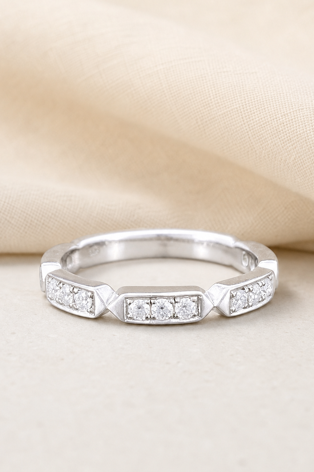 Impimo Moissanite Half Eternity Ring - 0.3 CT Total - 925 Silver 18K White Gold | close-up detail of the setting