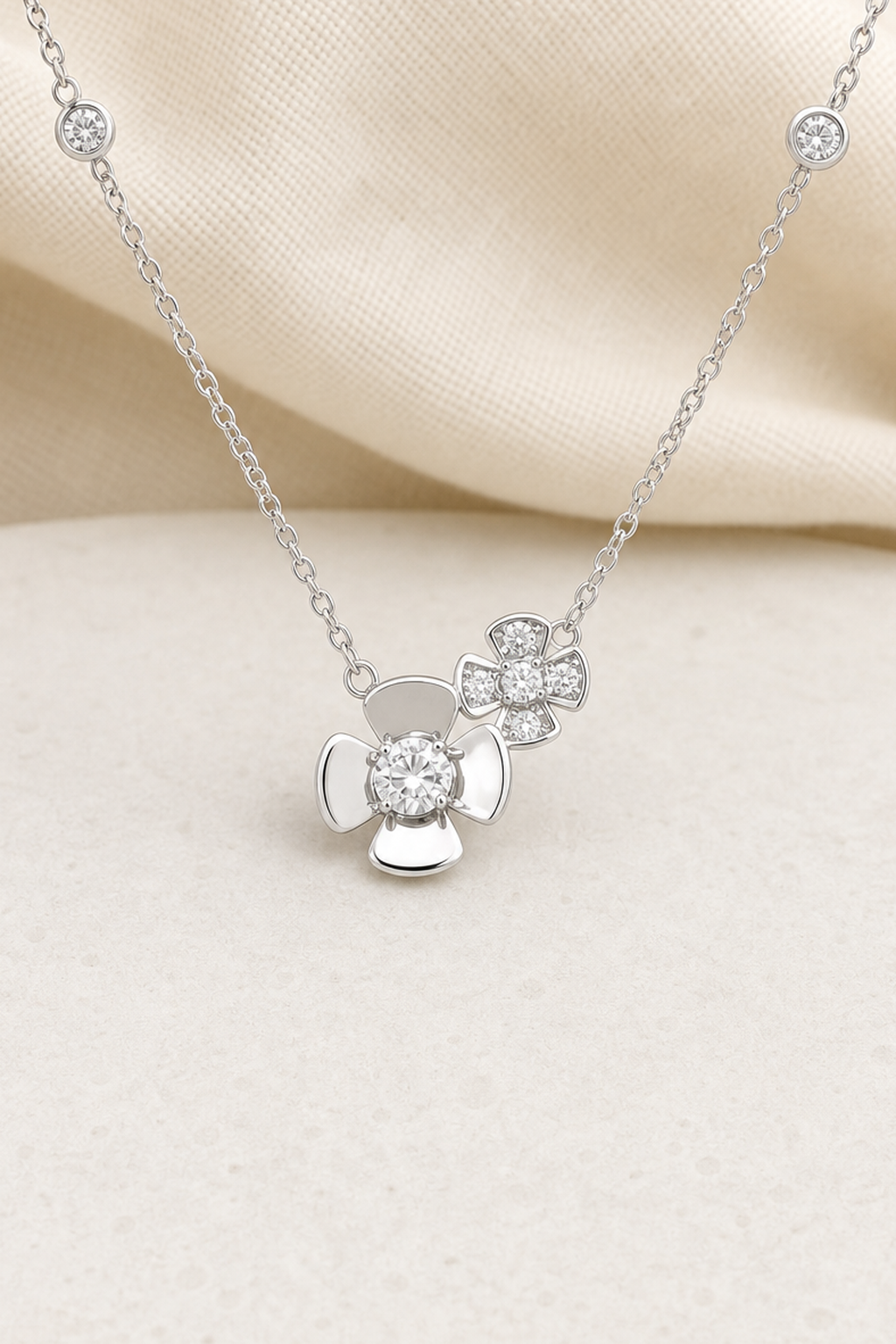 Impimo 0.5 CT Moissanite Dual Floral Necklace - 925 Silver 18K White Gold | close-up detail of the setting