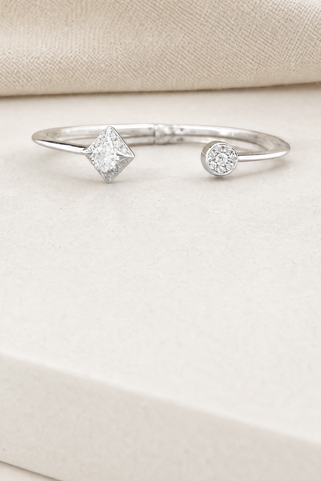 Impimo 0.8-2.67 CT Moissanite Round Center Bracelet - 925 Sterling Silver with 18K White Gold Plating - close detail view